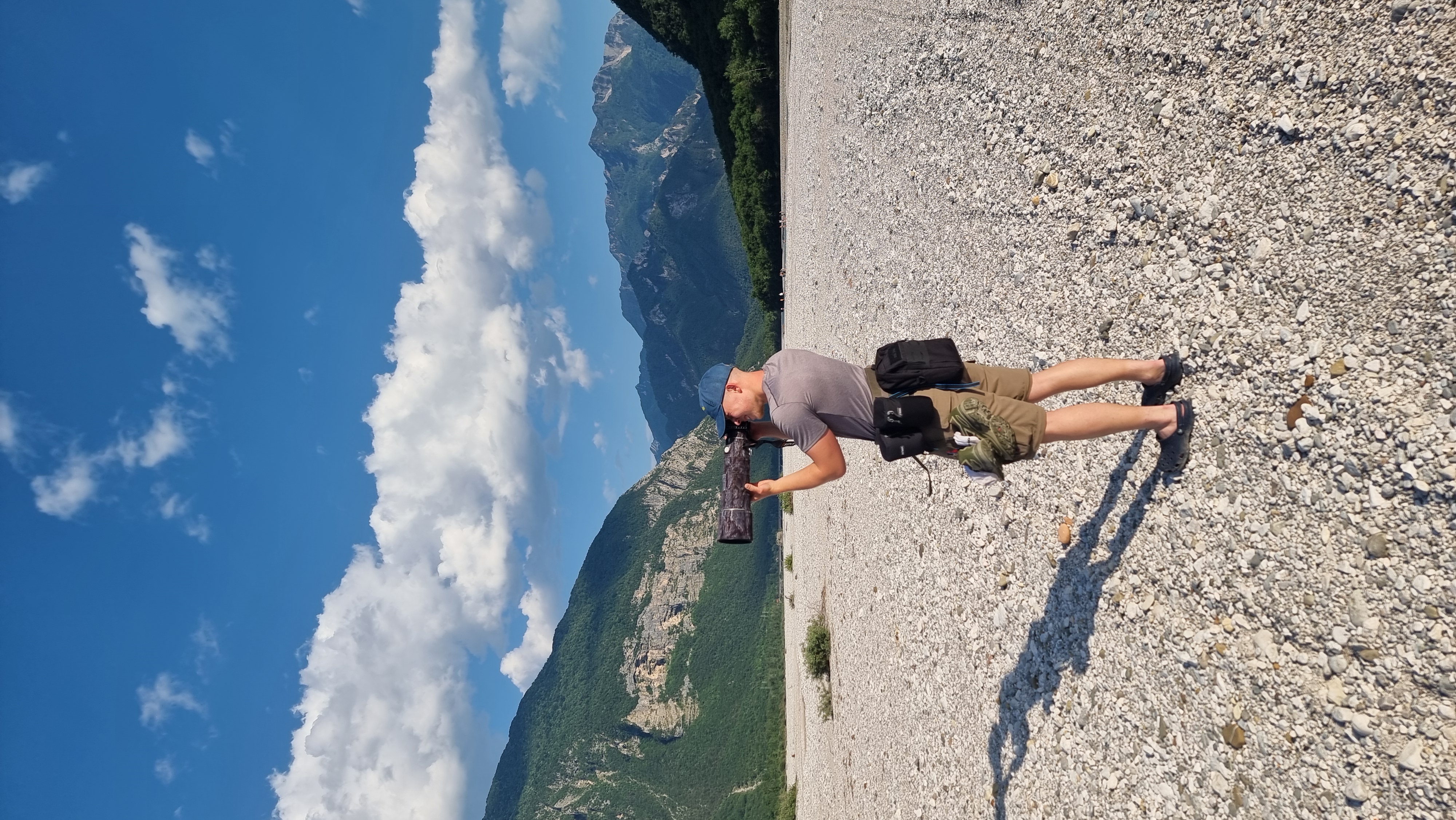 Tim beim Fotografieren am Flussufer