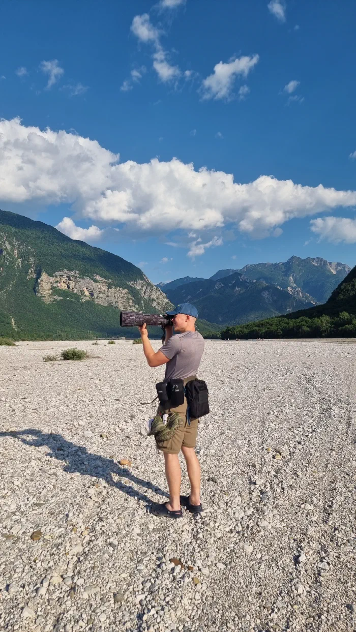 Tim beim Fotografieren am Flussufer